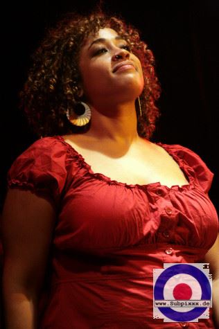 Miss Brandy Butler - The Fonxionaires (CH) Easter Soul Spectacle - McCormacks Ballroom Leipzig 11.04.2009 (7).jpg